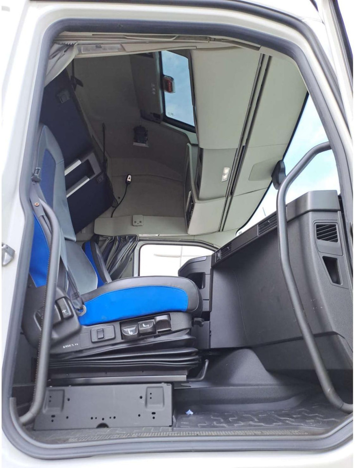 2023 Volvo FH 460 Globetrotter XL Varios i-Save - Nyergesvontató: 2 kép. 2023 Volvo FH 460 Globetrotter XL Varios i-Save - Nyergesvontató: 2 kép.