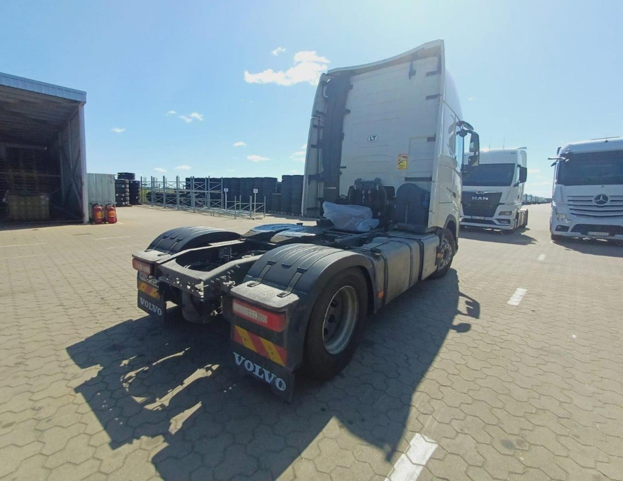 2023 Volvo FH 460 Globetrotter XL i-Save - Nyergesvontató: 4 kép. 2023 Volvo FH 460 Globetrotter XL i-Save - Nyergesvontató: 4 kép.