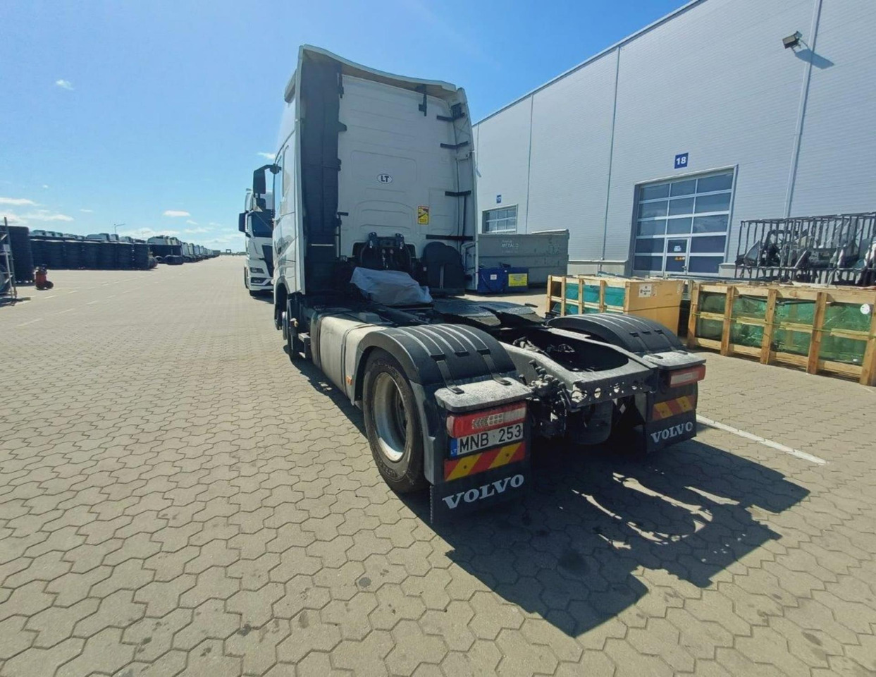 2023 Volvo FH 460 Globetrotter XL i-Save - Nyergesvontató: 2 kép. 2023 Volvo FH 460 Globetrotter XL i-Save - Nyergesvontató: 2 kép.