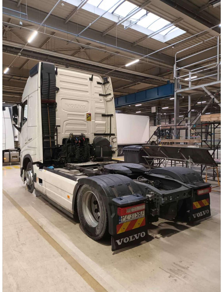 2023 Volvo FH 460 Globetrotter XL i-Save - Nyergesvontató: 4 kép. 2023 Volvo FH 460 Globetrotter XL i-Save - Nyergesvontató: 4 kép.