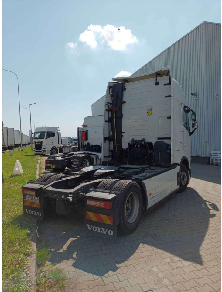 2023 Volvo FH 460 Globetrotter XL i-Save Side Skirts - Nyergesvontató: 2 kép. 2023 Volvo FH 460 Globetrotter XL i-Save Side Skirts - Nyergesvontató: 2 kép.