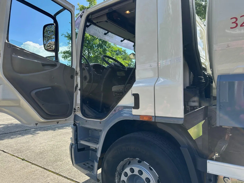 DAF CF 75.310 FAN / NL TRUCK / 6x2 / FUEL TANK 4 COMP. / 22 m3 / EURO5 / TOP CONDITION!! - Tartályos teherautó: 5 kép. DAF CF 75.310 FAN / NL TRUCK / 6x2 / FUEL TANK 4 COMP. / 22 m3 / EURO5 / TOP CONDITION!! - Tartályos teherautó: 5 kép.