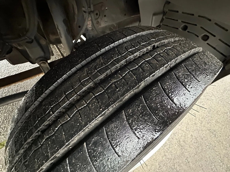 Mercedes-Benz Atego 815 / NL TRUCK / EURO 3 / LOW KM / BOX+LIFT / MANUAL / ANALOG TACHO - Dobozos felépítményű teherautó: 4 kép. Mercedes-Benz Atego 815 / NL TRUCK / EURO 3 / LOW KM / BOX+LIFT / MANUAL / ANALOG TACHO - Dobozos felépítményű teherautó: 4 kép.