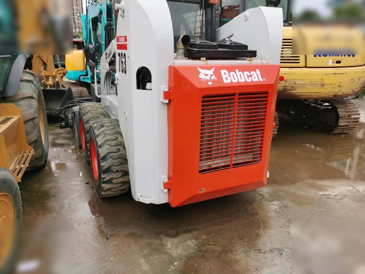 BOBCAT 763 - Mini homlokrakodó: 2 kép. BOBCAT 763 - Mini homlokrakodó: 2 kép.