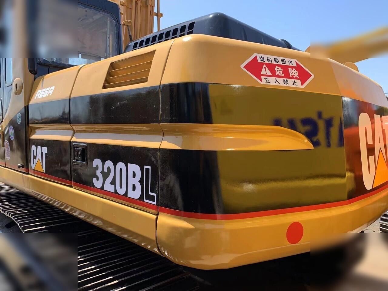 CATERPILLAR 320BL - Lánctalpas kotró: 2 kép. CATERPILLAR 320BL - Lánctalpas kotró: 2 kép.