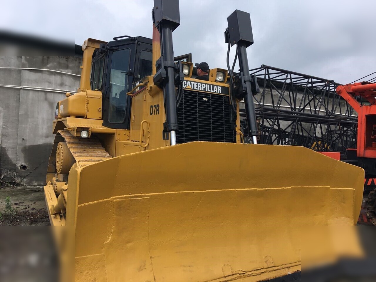 CATERPILLAR D7R - Buldózer: 2 kép. CATERPILLAR D7R - Buldózer: 2 kép.