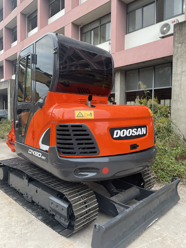 DOOSAN DX60-9C - Lánctalpas kotró: 1 kép. DOOSAN DX60-9C - Lánctalpas kotró: 1 kép.