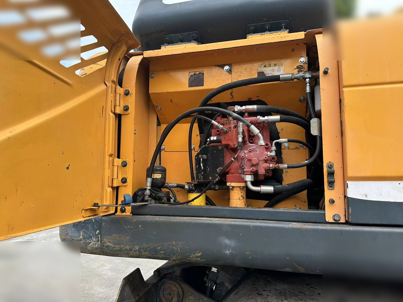 HYUNDAI ROBEX 210W-9 - Gumikerekes kotró: 2 kép. HYUNDAI ROBEX 210W-9 - Gumikerekes kotró: 2 kép.