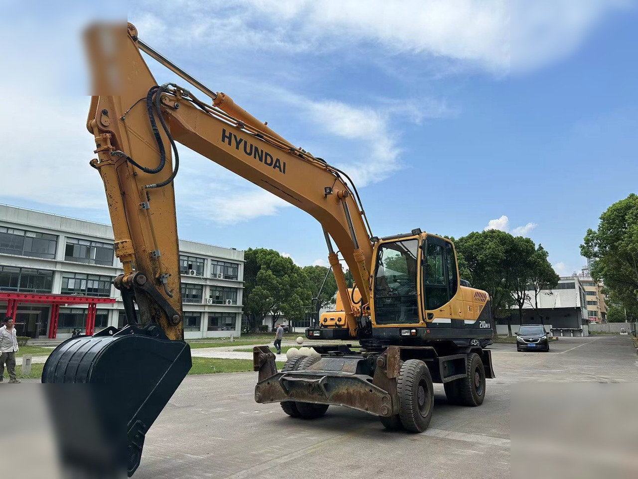 HYUNDAI ROBEX 210W-9 - Gumikerekes kotró: 1 kép. HYUNDAI ROBEX 210W-9 - Gumikerekes kotró: 1 kép.