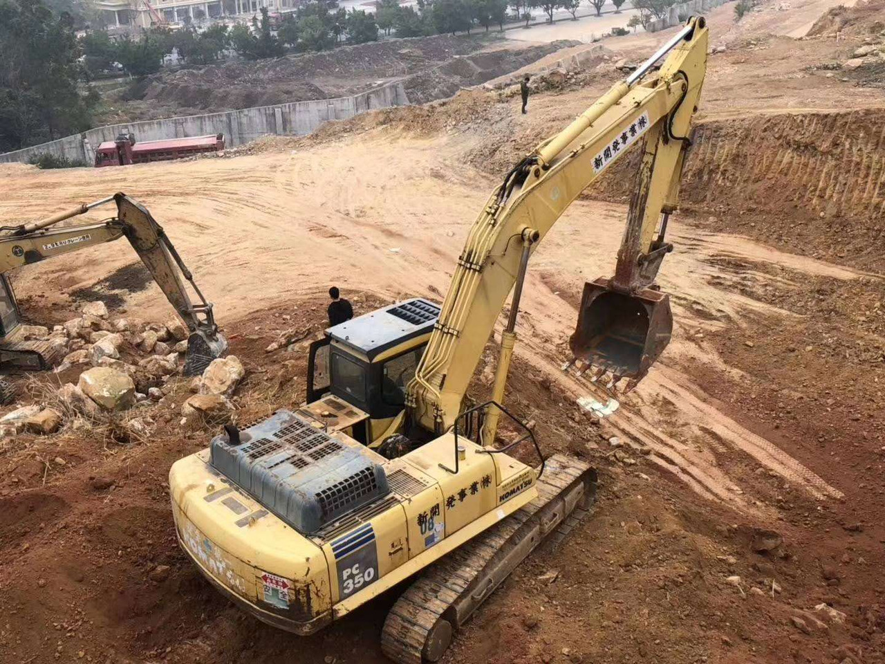 KOMATSU PC350-7 - Lánctalpas kotró: 1 kép. KOMATSU PC350-7 - Lánctalpas kotró: 1 kép.