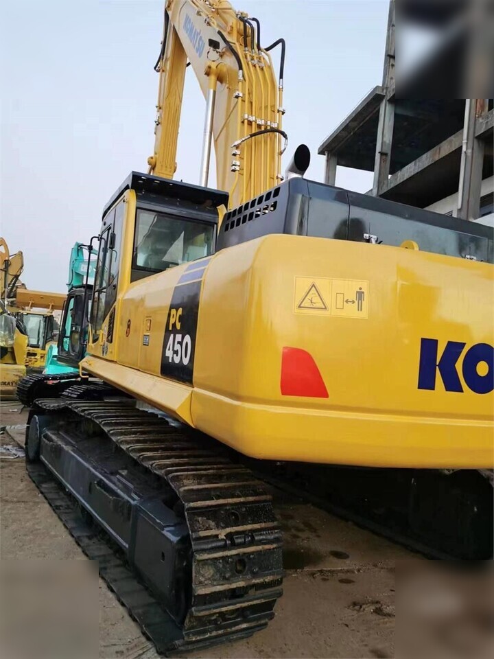 KOMATSU PC450-8 - Lánctalpas kotró: 5 kép. KOMATSU PC450-8 - Lánctalpas kotró: 5 kép.