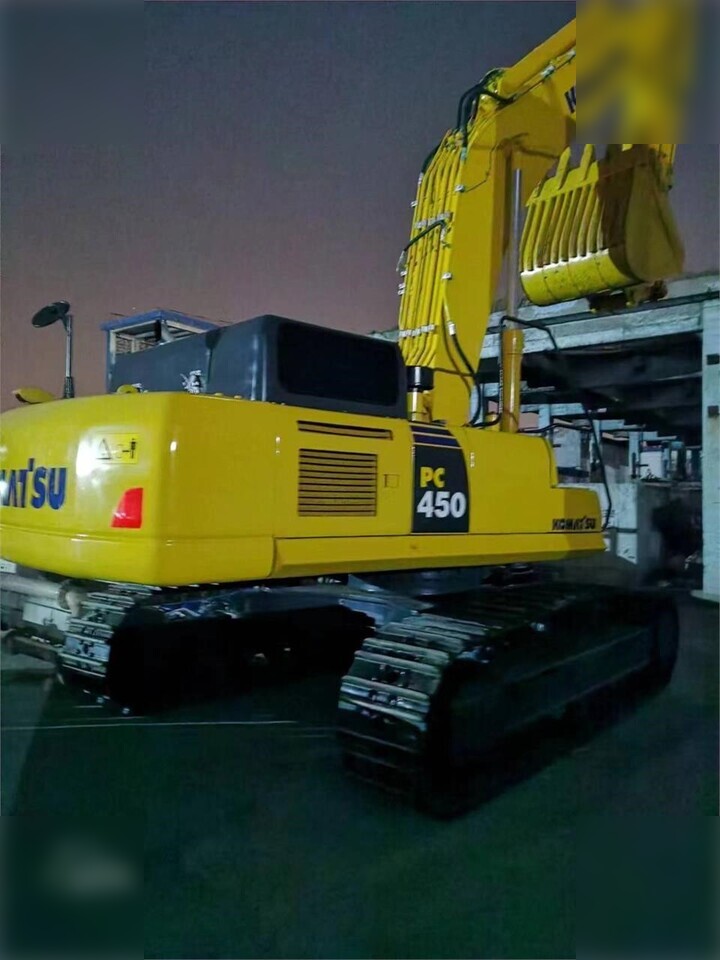 KOMATSU PC450-8 - Lánctalpas kotró: 3 kép. KOMATSU PC450-8 - Lánctalpas kotró: 3 kép.