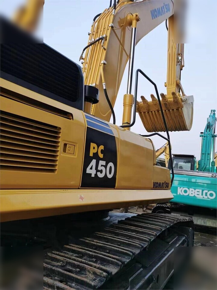 KOMATSU PC450-8 - Lánctalpas kotró: 2 kép. KOMATSU PC450-8 - Lánctalpas kotró: 2 kép.