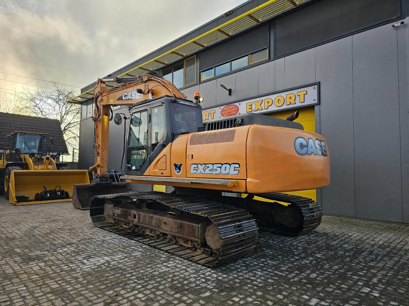 Case CX250C - Lánctalpas kotró: 3 kép. Case CX250C - Lánctalpas kotró: 3 kép.