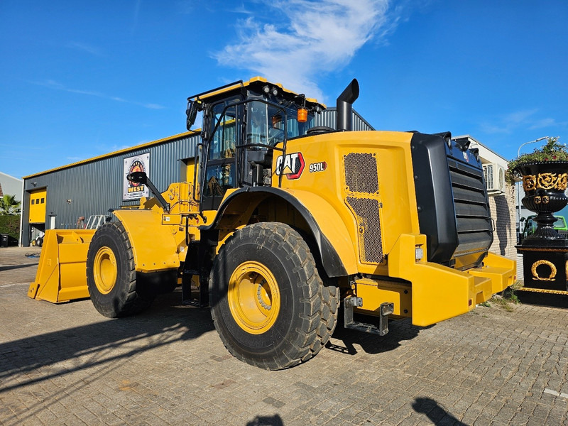 Caterpillar 950L - Gumikerekes homlokrakodó: 3 kép. Caterpillar 950L - Gumikerekes homlokrakodó: 3 kép.