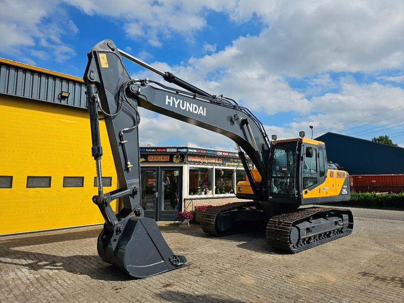 Hyundai R215L - Lánctalpas kotró: 2 kép. Hyundai R215L - Lánctalpas kotró: 2 kép.