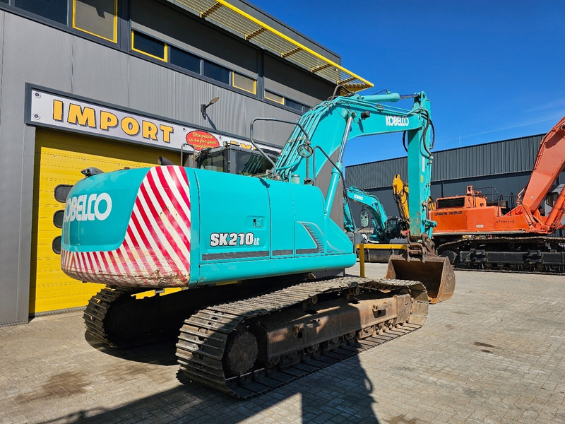 Kobelco SK210LC-9 - Lánctalpas kotró: 4 kép. Kobelco SK210LC-9 - Lánctalpas kotró: 4 kép.