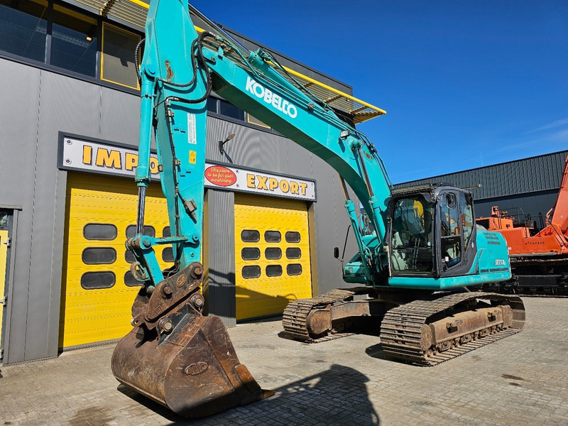 Kobelco SK210LC-9 - Lánctalpas kotró: 2 kép. Kobelco SK210LC-9 - Lánctalpas kotró: 2 kép.