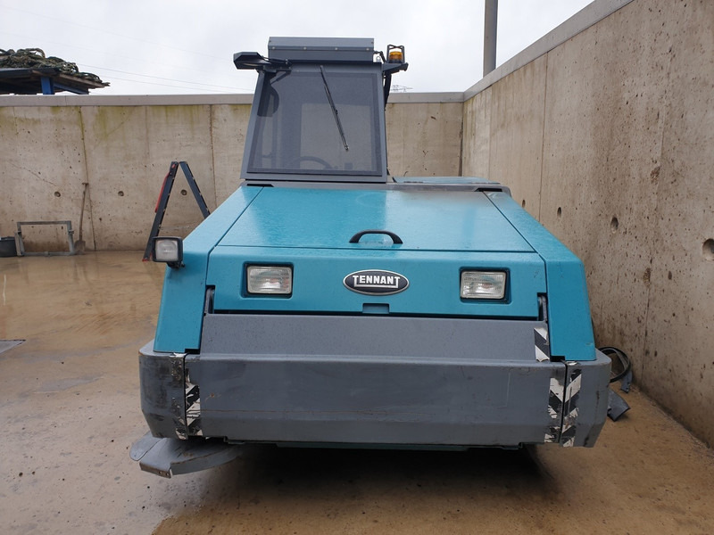 TENNANT 800 - Utcaseprő gép: 3 kép. TENNANT 800 - Utcaseprő gép: 3 kép.