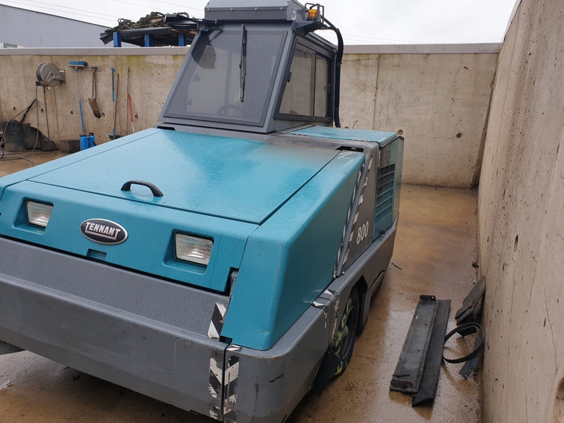 TENNANT 800 - Utcaseprő gép: 4 kép. TENNANT 800 - Utcaseprő gép: 4 kép.