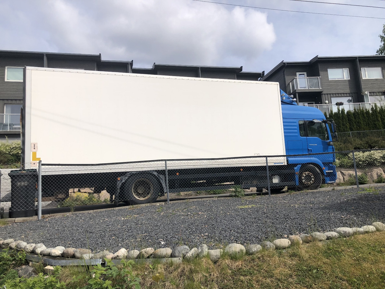 MAN TGM 18.240 - Dobozos felépítményű teherautó: 2 kép. MAN TGM 18.240 - Dobozos felépítményű teherautó: 2 kép.