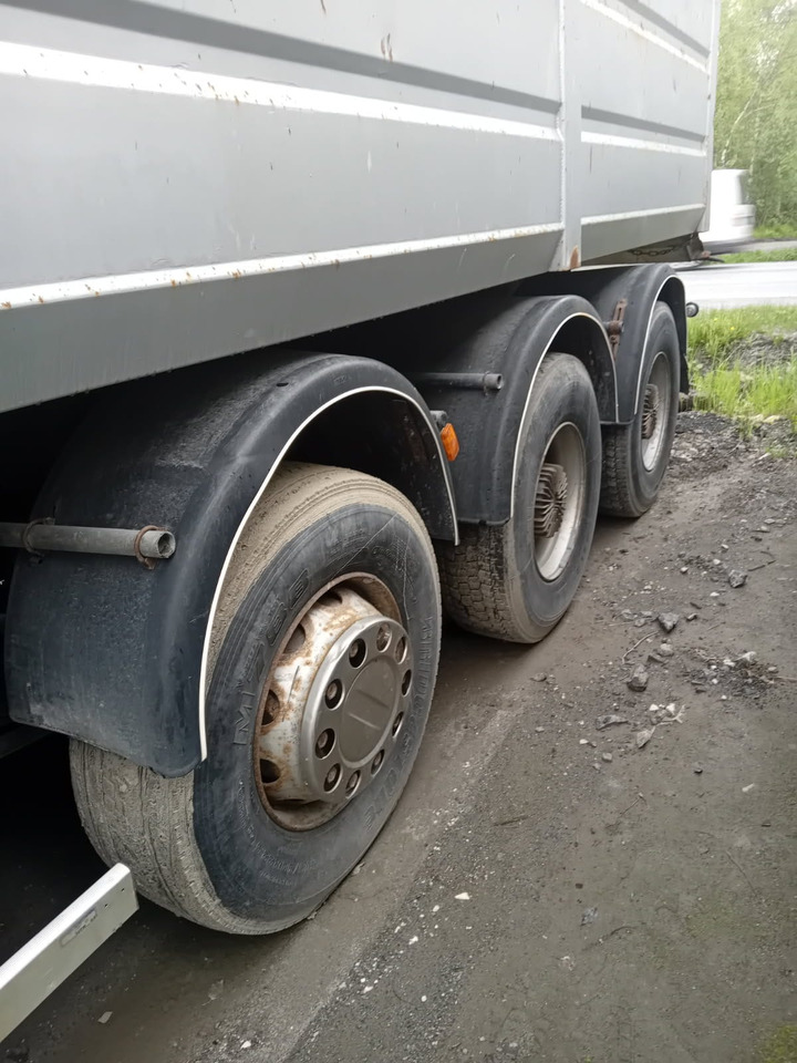 Sisu E18 630 - Billenőplatós teherautó: 5 kép. Sisu E18 630 - Billenőplatós teherautó: 5 kép.