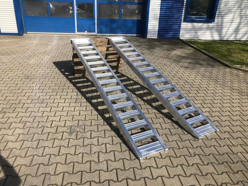 Alurampen Satz 2,5m 2000KG Minibagger Minilader Quad Auffahrrampe *INKL.19% MWST* - Rakodó rámpa: 5 kép. Alurampen Satz 2,5m 2000KG Minibagger Minilader Quad Auffahrrampe *INKL.19% MWST* - Rakodó rámpa: 5 kép.