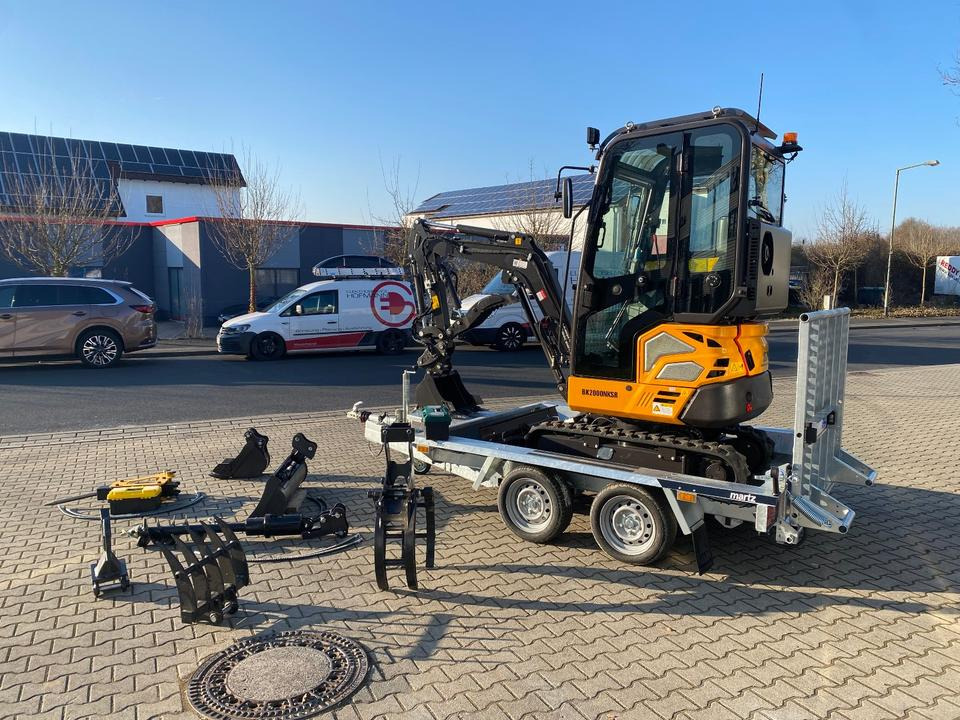Minibagger BK2000NKSR + Tieflader + Zubehör *INKL.19% MWST*BERGER KRAUS*KUBOTA* KLIMA*SCHWENKARM*VERSTELLFAHRWERK* - Minikotró: 4 kép. Minibagger BK2000NKSR + Tieflader + Zubehör *INKL.19% MWST*BERGER KRAUS*KUBOTA* KLIMA*SCHWENKARM*VERSTELLFAHRWERK* - Minikotró: 4 kép.