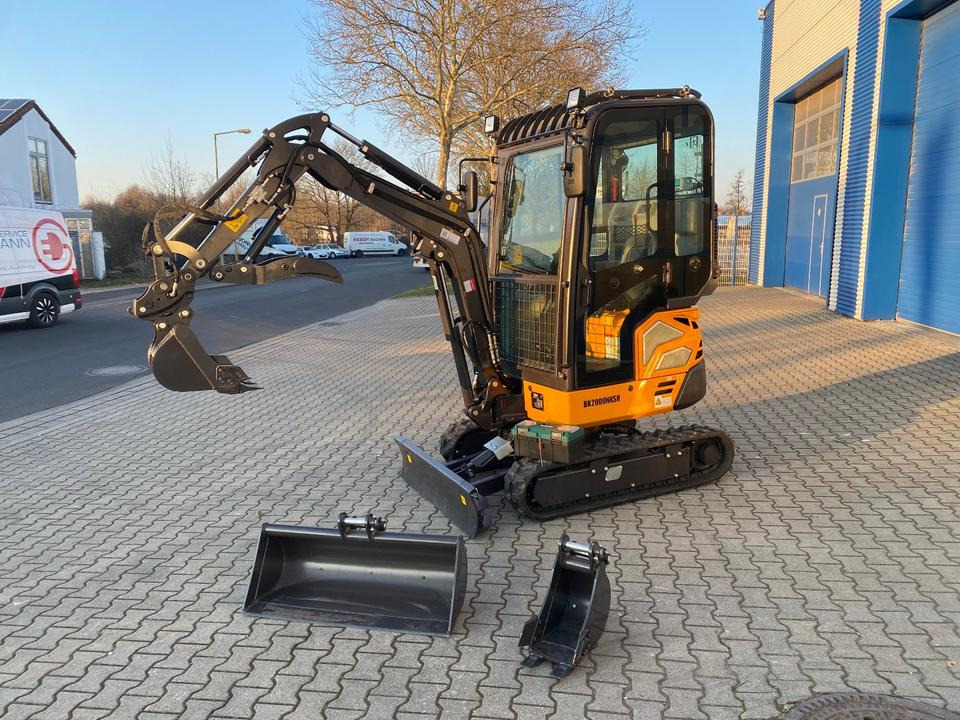 Minibagger BK2000NKSR inkl. Schaufelpaket *INKL.19% MWST*BERGER KRAUS*KUBOTA* KLIMA*SCHWENKARM*VERSTELLFAHRWERK* - Minikotró: 2 kép. Minibagger BK2000NKSR inkl. Schaufelpaket *INKL.19% MWST*BERGER KRAUS*KUBOTA* KLIMA*SCHWENKARM*VERSTELLFAHRWERK* - Minikotró: 2 kép.