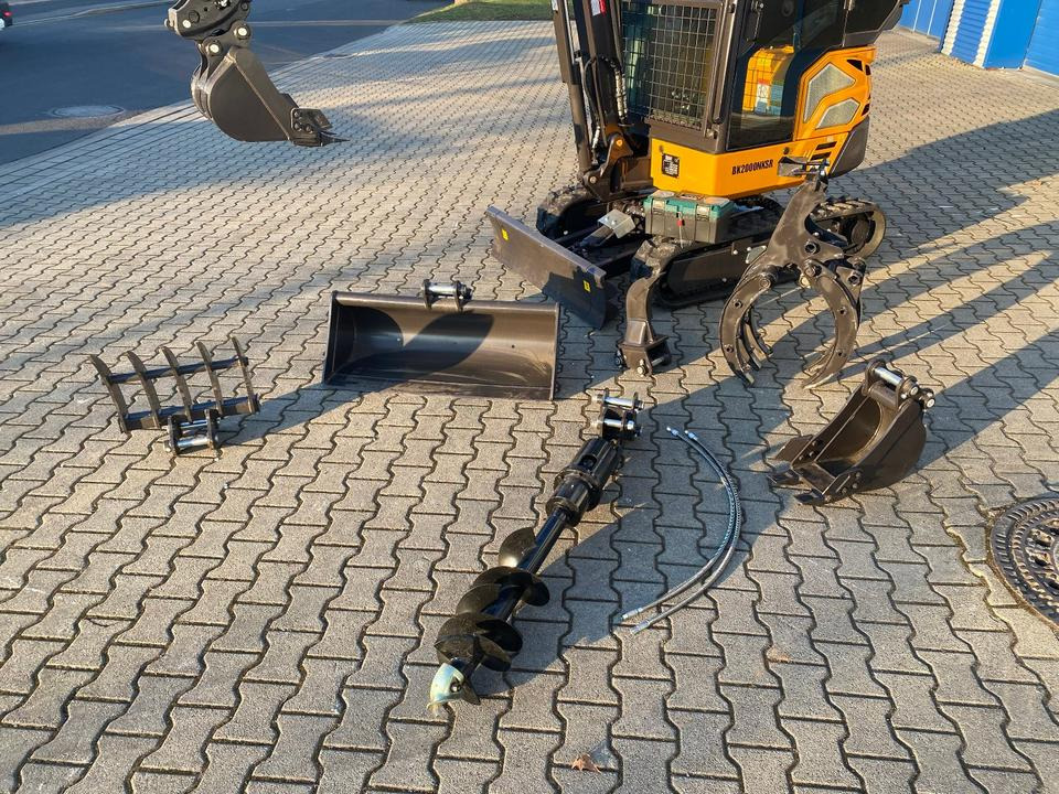 Minibagger BK2000NKSR inkl. Zubehörpaket *INKL.19% MWST*BERGER KRAUS*KUBOTA* KLIMA*SCHWENKARM*VERSTELLFAHRWERK* - Minikotró: 3 kép. Minibagger BK2000NKSR inkl. Zubehörpaket *INKL.19% MWST*BERGER KRAUS*KUBOTA* KLIMA*SCHWENKARM*VERSTELLFAHRWERK* - Minikotró: 3 kép.