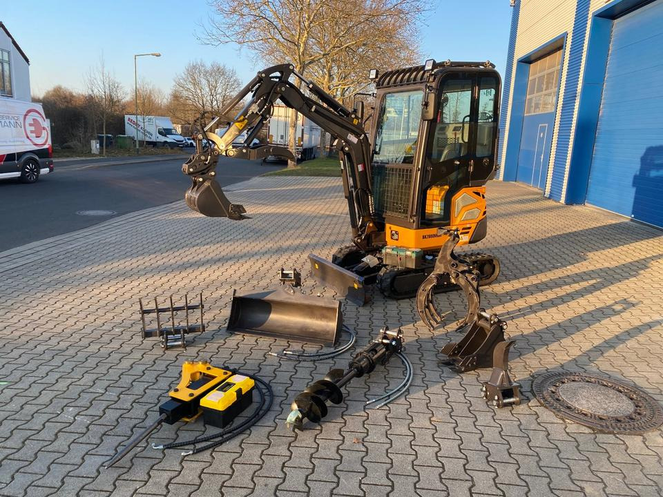 Minibagger BK2000NKSR inkl. Zubehörpaket *INKL.19% MWST*BERGER KRAUS*KUBOTA* KLIMA*SCHWENKARM*VERSTELLFAHRWERK* - Minikotró: 2 kép. Minibagger BK2000NKSR inkl. Zubehörpaket *INKL.19% MWST*BERGER KRAUS*KUBOTA* KLIMA*SCHWENKARM*VERSTELLFAHRWERK* - Minikotró: 2 kép.