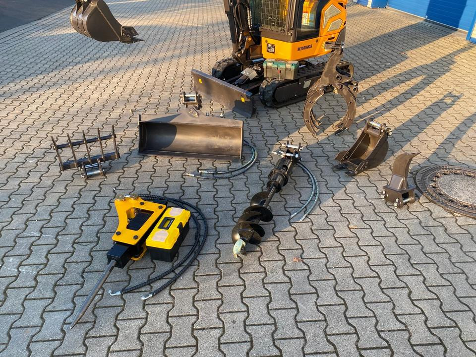 Minibagger BK2000NKSR inkl. Zubehörpaket *INKL.19% MWST*BERGER KRAUS*KUBOTA* KLIMA*SCHWENKARM*VERSTELLFAHRWERK* - Minikotró: 3 kép. Minibagger BK2000NKSR inkl. Zubehörpaket *INKL.19% MWST*BERGER KRAUS*KUBOTA* KLIMA*SCHWENKARM*VERSTELLFAHRWERK* - Minikotró: 3 kép.