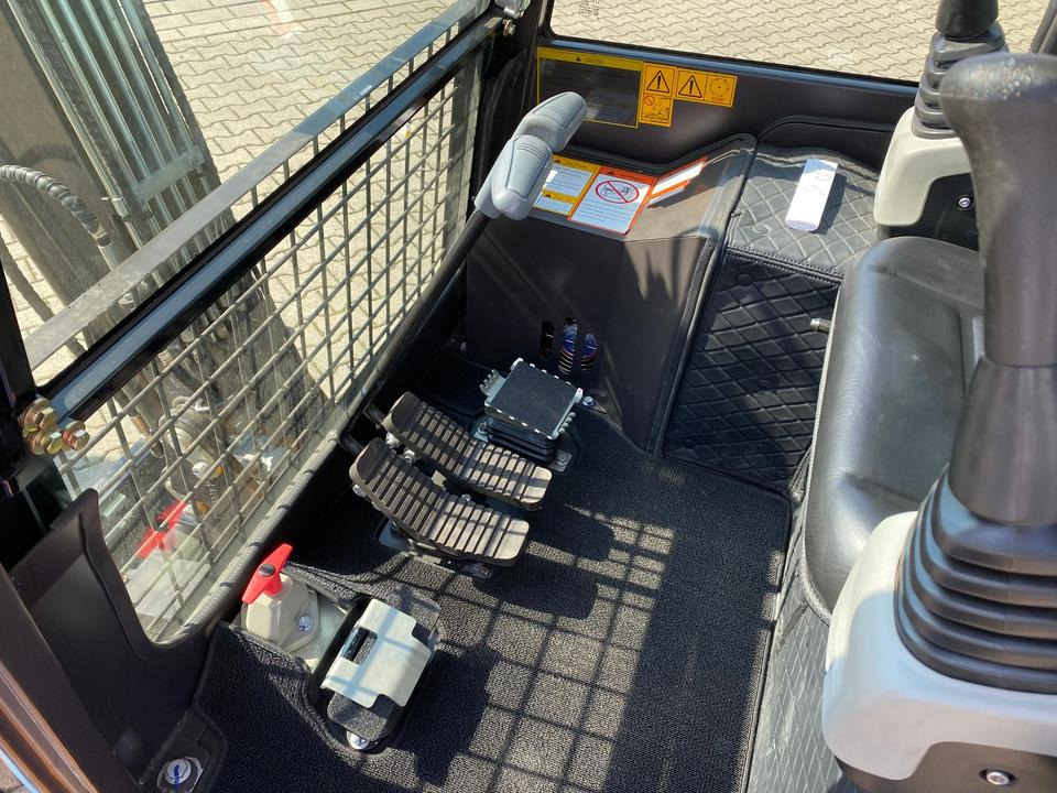 Minikotró Minibagger BK2800ASR inkl. Zubehörpaket *INKL.19% MWST*BERGER KRAUS*KUBOTA*SCHWENKARM* VERSTELLFAHRWERK*KLIMA*: 9 kép.