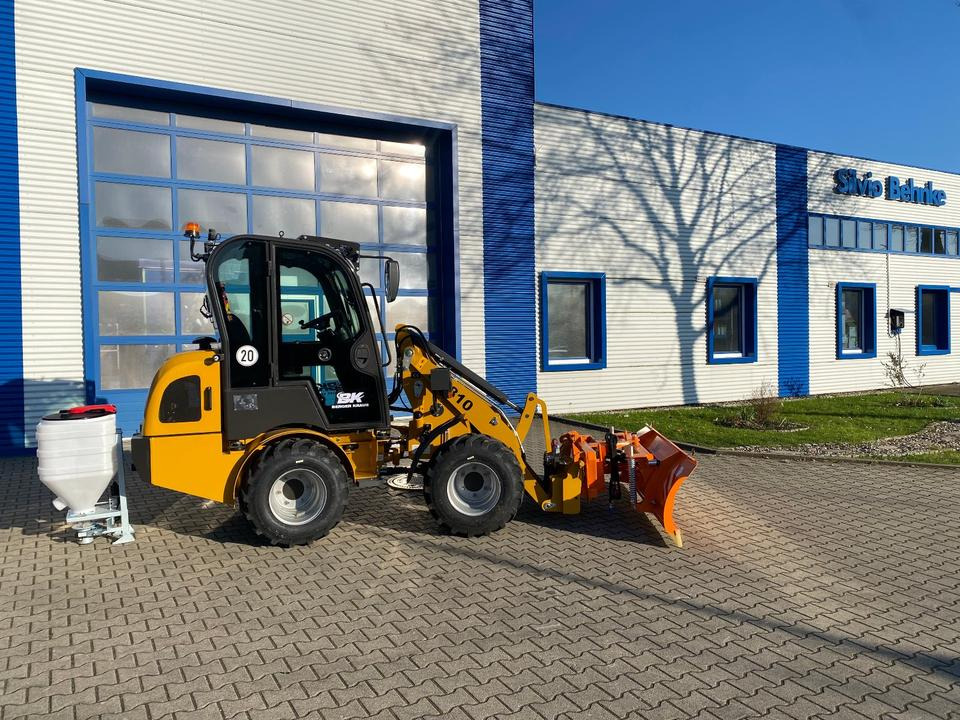 Radlader/Hoflader BK810 inkl. Winter-Komplettpaket *INKL.19% MWST*BERGER KRAUS* KUBOTA*EURO*CE* - Derékcsuklós rakodó: 1 kép. Radlader/Hoflader BK810 inkl. Winter-Komplettpaket *INKL.19% MWST*BERGER KRAUS* KUBOTA*EURO*CE* - Derékcsuklós rakodó: 1 kép.