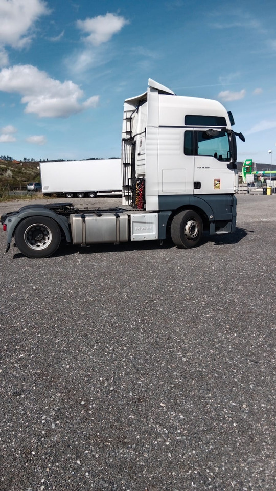 MAN TGX 18.500 4X2 XXL Retarder 2x Tanks Euro 6 - Nyergesvontató: 4 kép. MAN TGX 18.500 4X2 XXL Retarder 2x Tanks Euro 6 - Nyergesvontató: 4 kép.