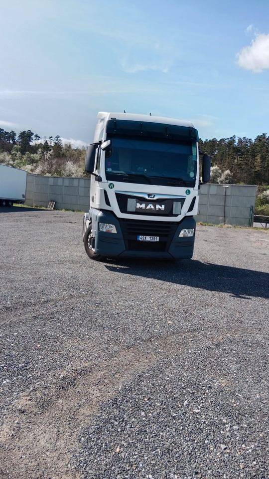 MAN TGX 18.500 4X2 XXL Retarder 2x Tanks Euro 6 - Nyergesvontató: 1 kép. MAN TGX 18.500 4X2 XXL Retarder 2x Tanks Euro 6 - Nyergesvontató: 1 kép.