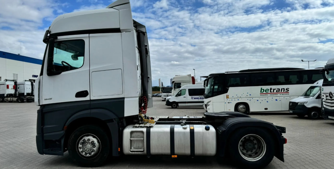 MERCEDES-BENZ Actros 1845 with retarder - Nyergesvontató: 3 kép. MERCEDES-BENZ Actros 1845 with retarder - Nyergesvontató: 3 kép.