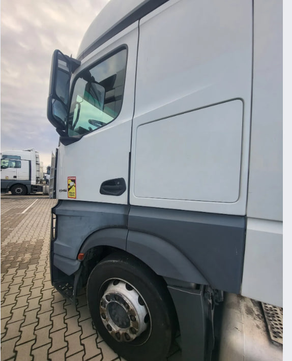 Mercedes-Benz ACTROS 1845 mega - Nyergesvontató: 3 kép. Mercedes-Benz ACTROS 1845 mega - Nyergesvontató: 3 kép.