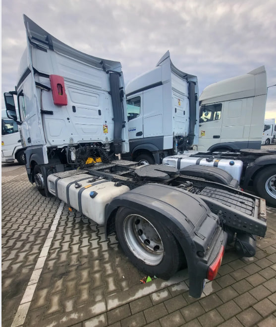 Mercedes-Benz ACTROS 1845 mega - Nyergesvontató: 4 kép. Mercedes-Benz ACTROS 1845 mega - Nyergesvontató: 4 kép.