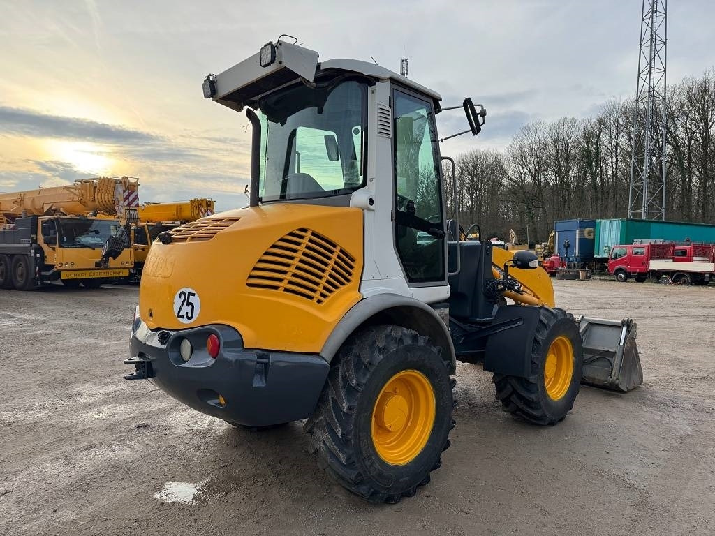 Atlas 75 S - Gumikerekes homlokrakodó: 4 kép. Atlas 75 S - Gumikerekes homlokrakodó: 4 kép.