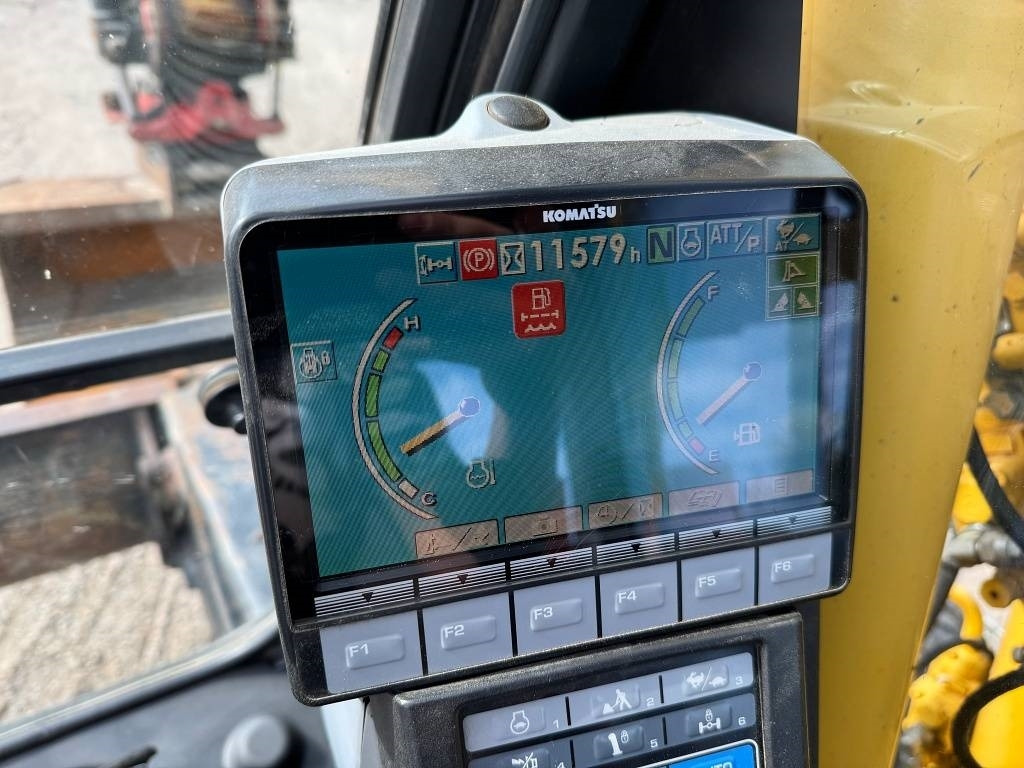 Gumikerekes kotró Komatsu PW 148-8: 6 kép.