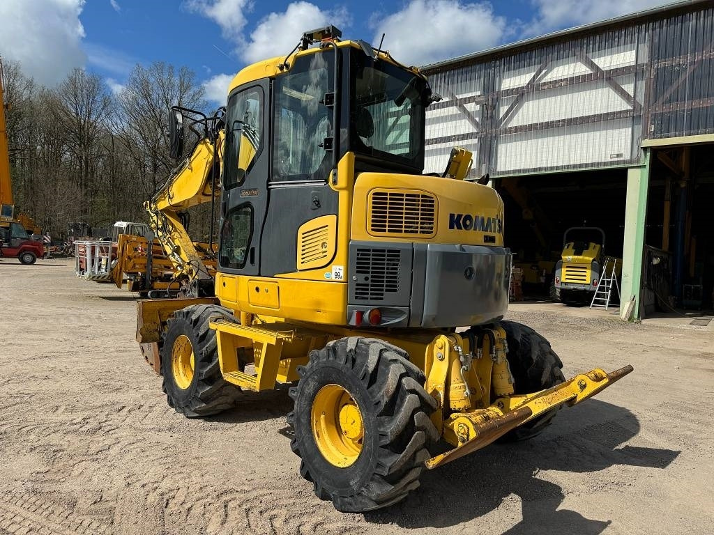 Komatsu PW 98 MR-8 - Gumikerekes kotró: 5 kép. Komatsu PW 98 MR-8 - Gumikerekes kotró: 5 kép.
