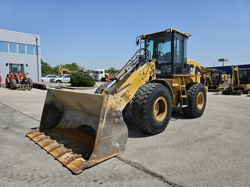CATERPILLAR 930G - Gumikerekes homlokrakodó: 1 kép. CATERPILLAR 930G - Gumikerekes homlokrakodó: 1 kép.