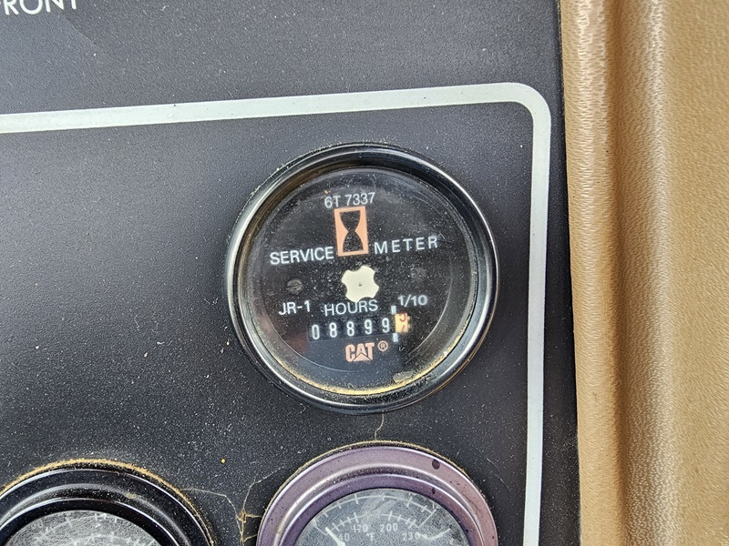 Buldózer CATERPILLAR D4H: 13 kép.