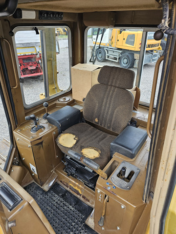 Buldózer CATERPILLAR D4H: 10 kép.