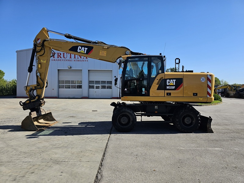 CATERPILLAR M320F - Gumikerekes kotró: 2 kép. CATERPILLAR M320F - Gumikerekes kotró: 2 kép.