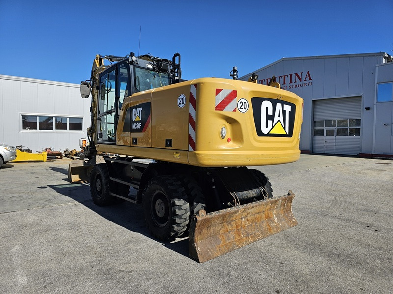 CATERPILLAR M320F - Gumikerekes kotró: 3 kép. CATERPILLAR M320F - Gumikerekes kotró: 3 kép.