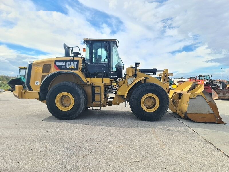 Caterpillar 966M XE - Gumikerekes homlokrakodó: 4 kép. Caterpillar 966M XE - Gumikerekes homlokrakodó: 4 kép.