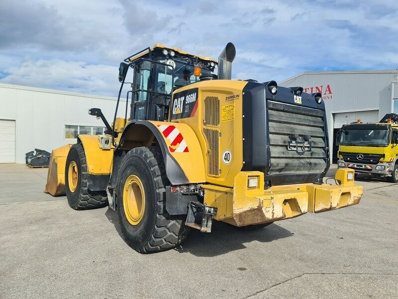 Caterpillar 966M XE - Gumikerekes homlokrakodó: 2 kép. Caterpillar 966M XE - Gumikerekes homlokrakodó: 2 kép.
