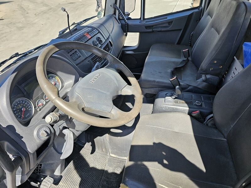 Billenőplatós teherautó IVECO 80E18: 9 kép.